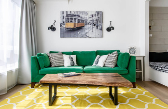 Комната с мягким зелёным диваном