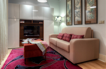 Светлая гостиная с мягким диваном