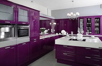 Тёмно-фиолетовая кухня в современном стиле
