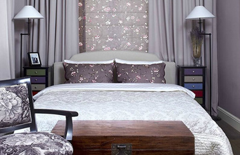 Спальня в фиолетовых тонах с кроватью