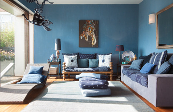 Светло-синяя гостиная с мягким диваном
