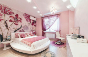 Светло-розовая спальня с большим окном