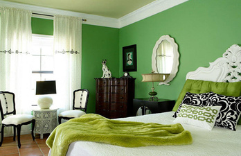 Тёмно-зелёная спальня с красивой мебелью